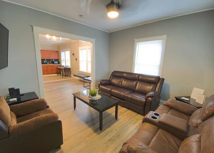 Large 6Br, 2 Bath In Niagara Falls